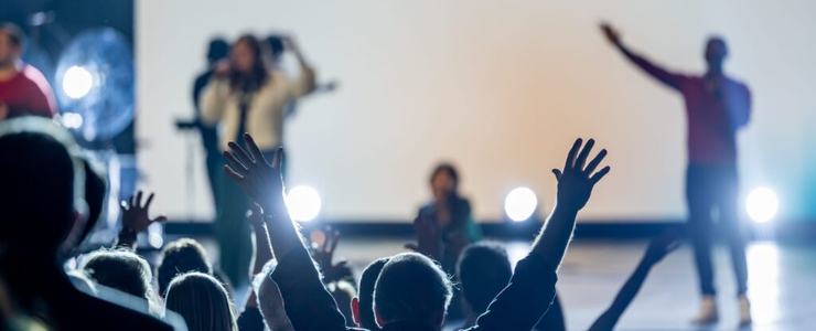 Jubel im Publikum bei Event vor Bühne