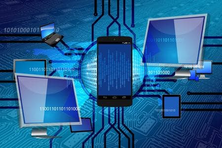 Netzwerk aus Bildschirmen, Geräten und Binärcode.