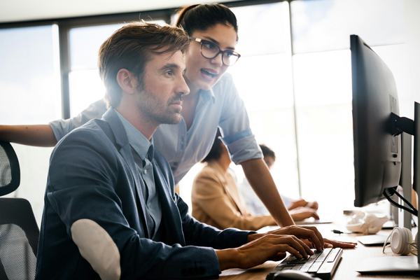 IT Team bei der Arbeit im Büro
