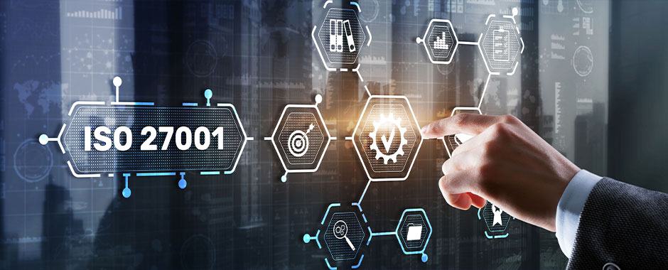 Hand klickt auf holographische Darstellung von Prozesses mit ISO 27001 Button
