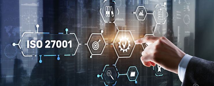 Hand klickt auf holographische Darstellung von Prozesses mit ISO 27001 Button