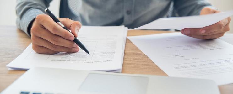 Büroschreibtisch mit regulatorischen Formularen