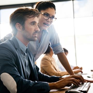 IT Team bei der Arbeit im Büro